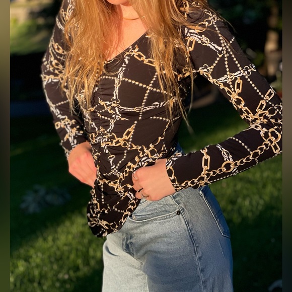 Venus black long sleeve with chain design. - Picture 2 of 5